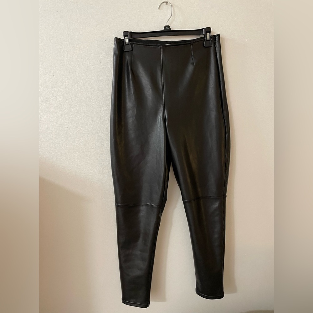 Abercrombie & Fitch Curve Love Vegan Leather Skinny Leggings. Black. Large